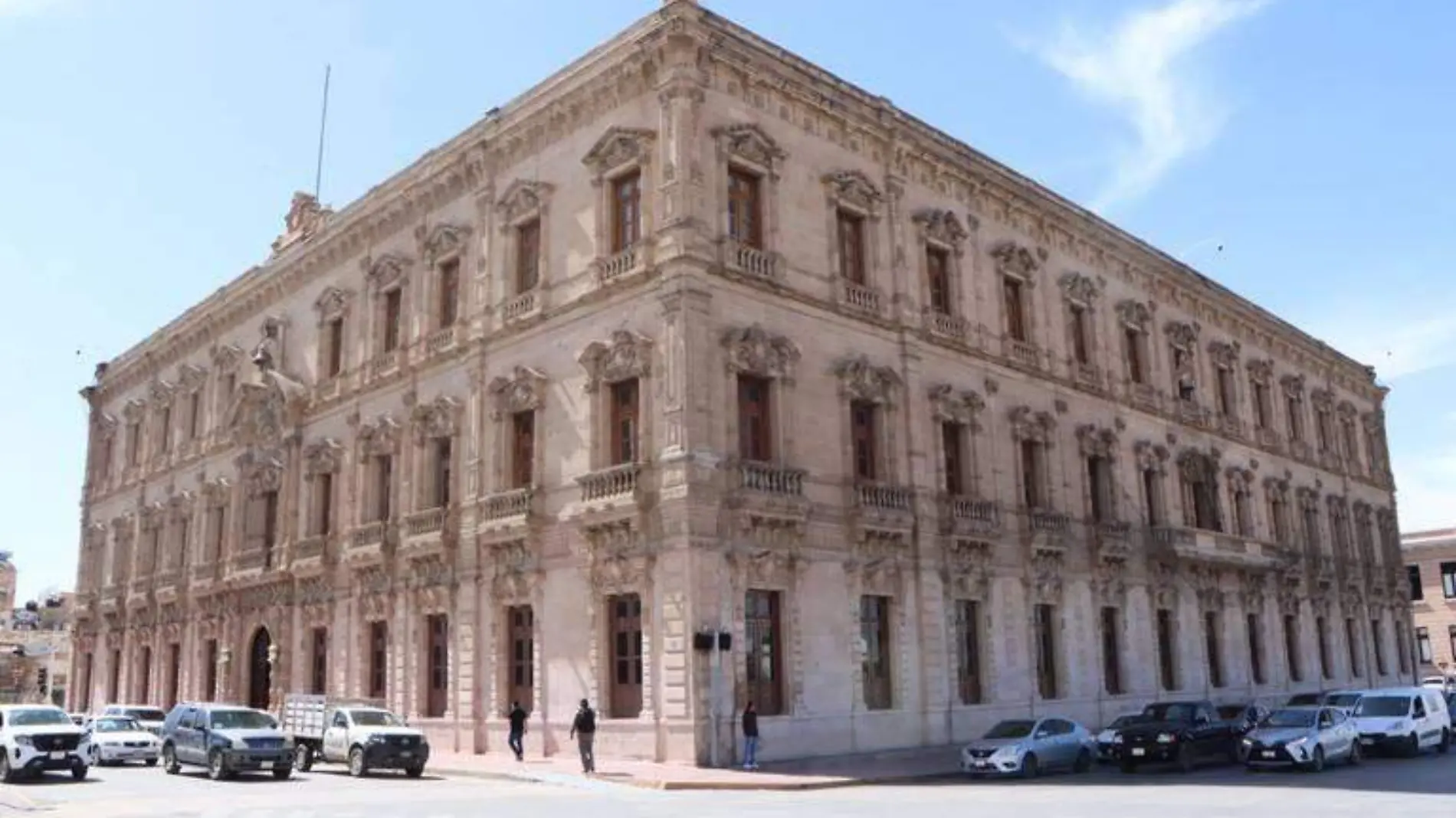 protegen palacio de gobierno con tablones